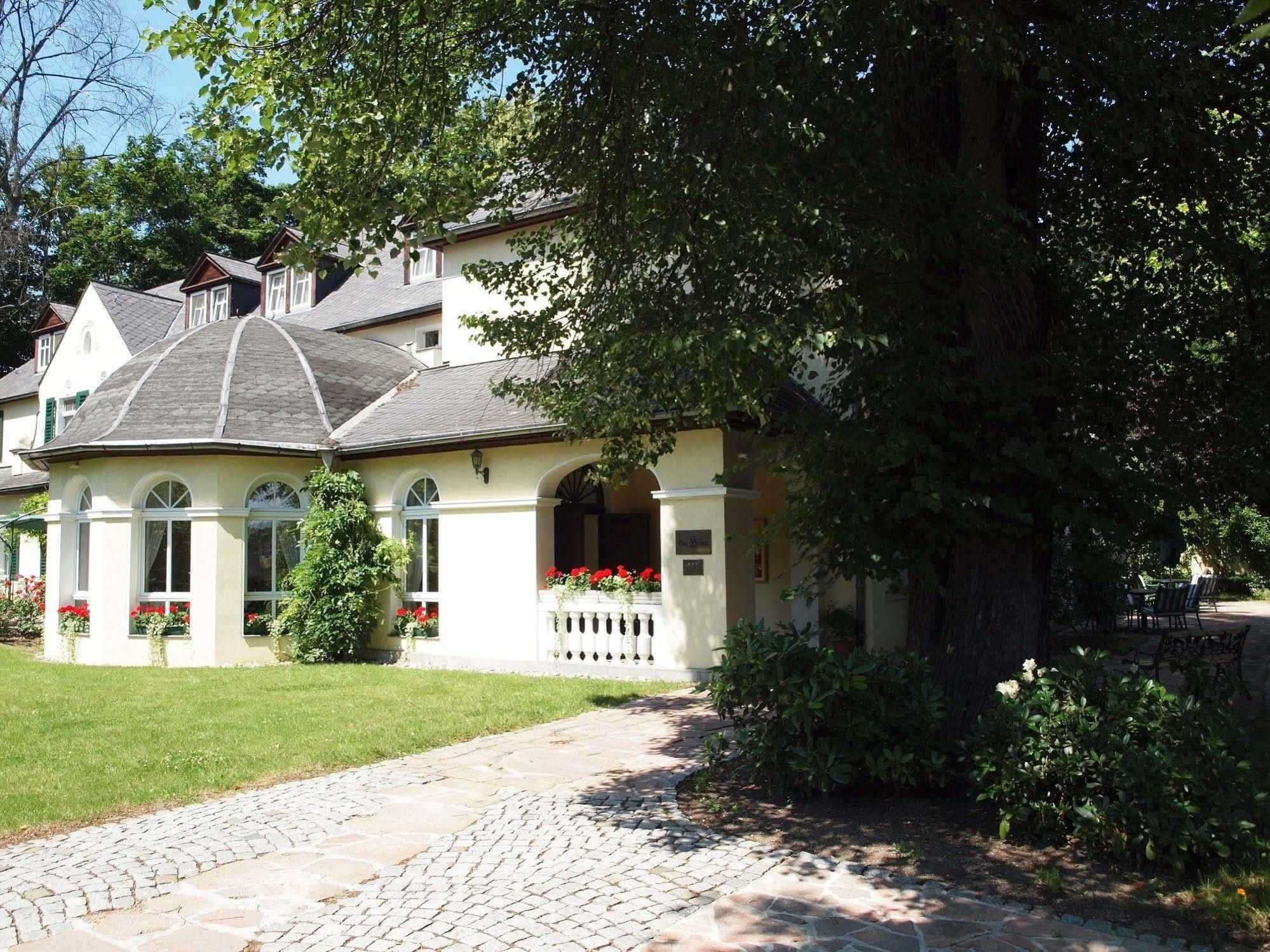 Hotel & Restaurant Bellevue Schmoelln Bagian luar foto