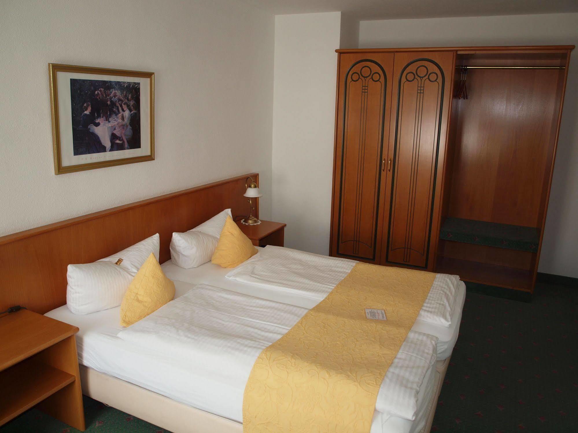 Hotel & Restaurant Bellevue Schmoelln Bagian luar foto