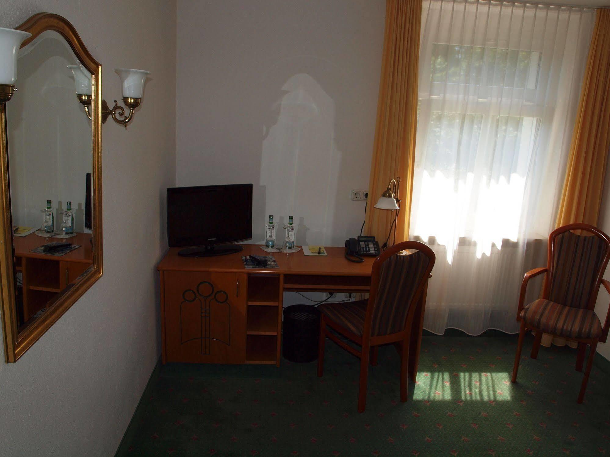 Hotel & Restaurant Bellevue Schmoelln Bagian luar foto