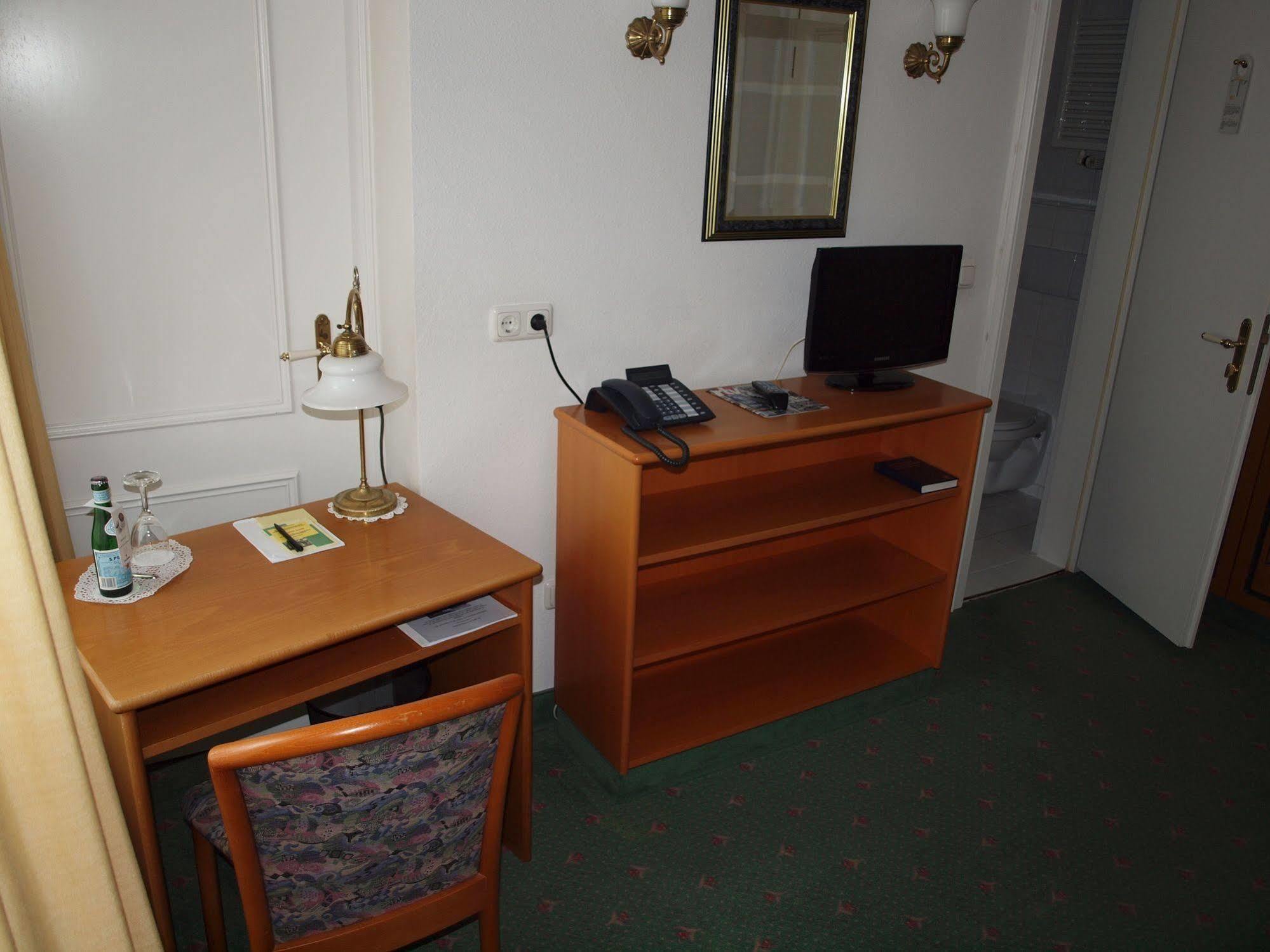 Hotel & Restaurant Bellevue Schmoelln Bagian luar foto