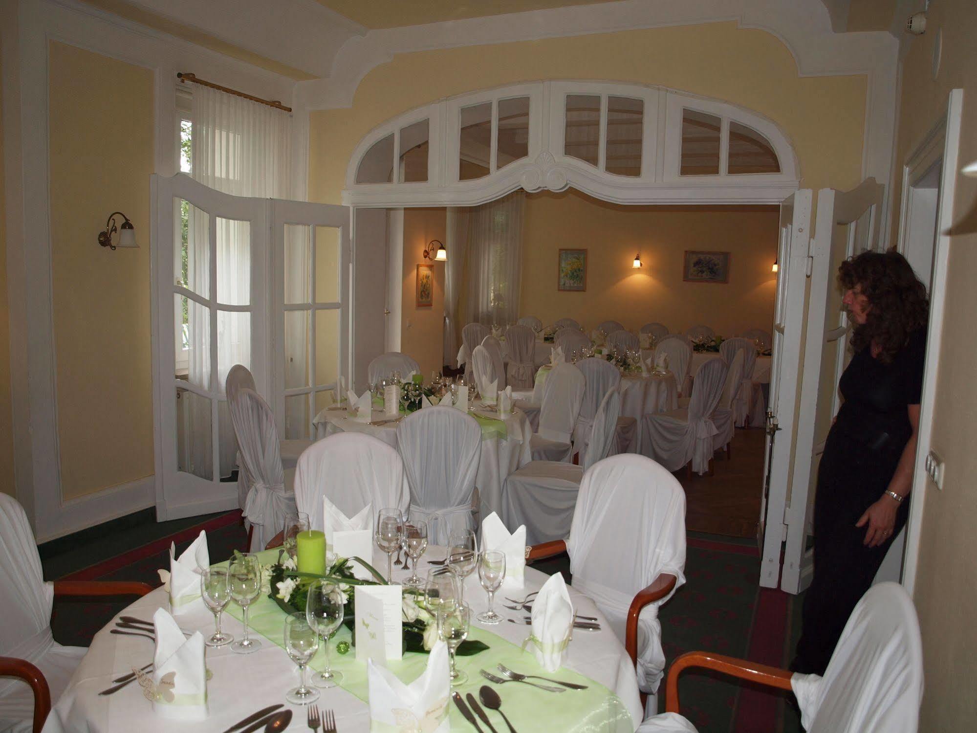 Hotel & Restaurant Bellevue Schmoelln Bagian luar foto