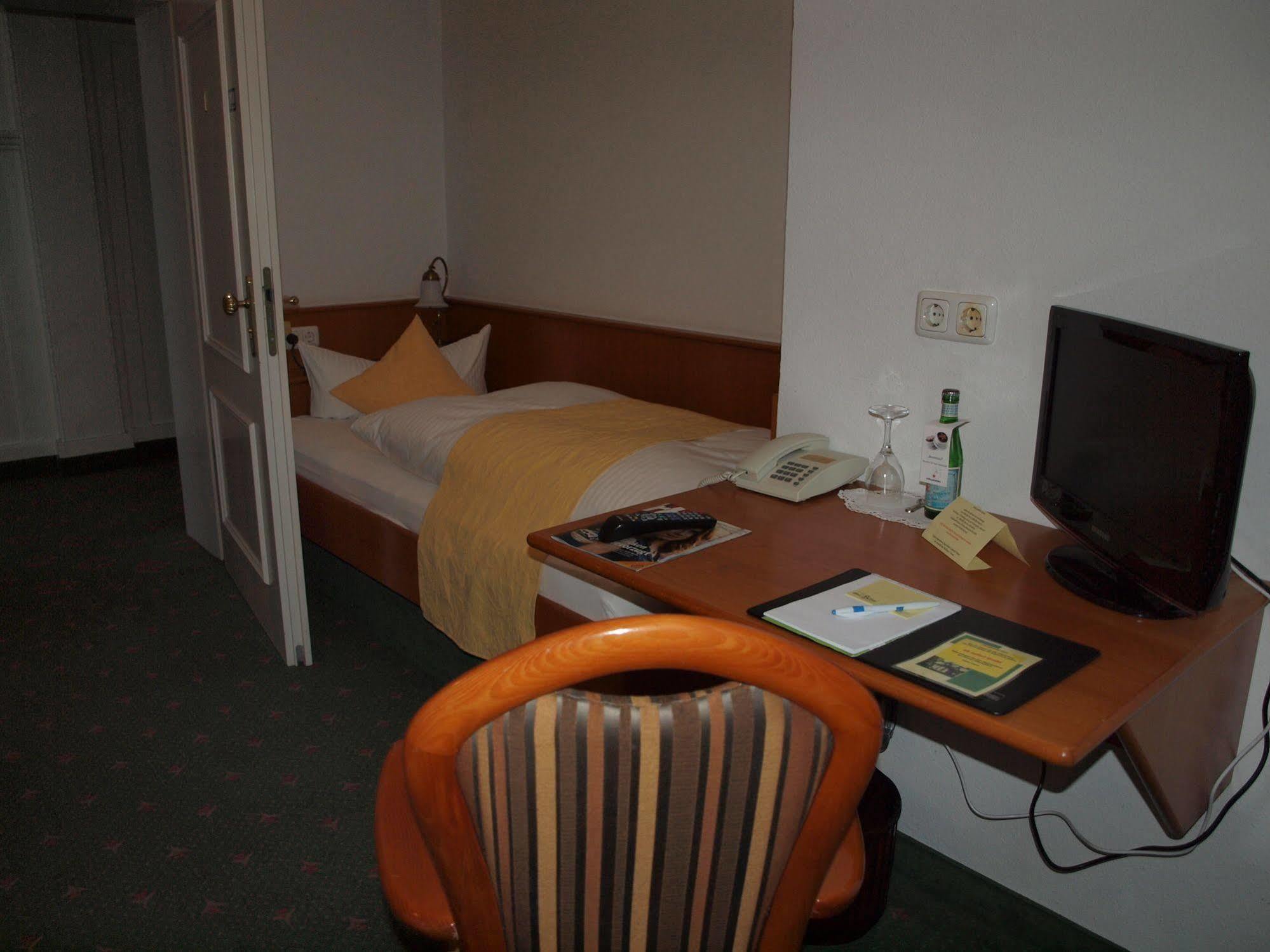 Hotel & Restaurant Bellevue Schmoelln Bagian luar foto
